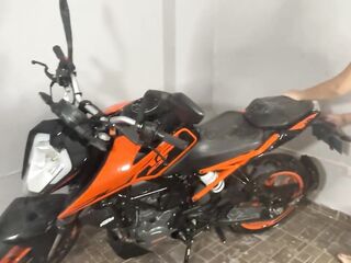 Me pongo muy caliente y me masturbo mientras lavo la moto de mi jefe