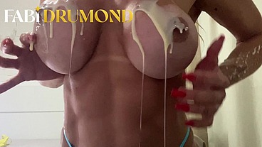 Milf gostosa da bunda grande brinca com seu cúzinho usando plug anal e leite condensado