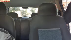 fui pegar minha amiga que chegou de viagem acredita que ela ja veio sem calcinha pra mim provocar dentro do carro!