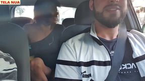 fui pegar minha amiga que chegou de viagem acredita que ela ja veio sem calcinha pra mim provocar dentro do carro!