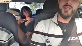 fui pegar minha amiga que chegou de viagem acredita que ela ja veio sem calcinha pra mim provocar dentro do carro!