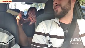 fui pegar minha amiga que chegou de viagem acredita que ela ja veio sem calcinha pra mim provocar dentro do carro!