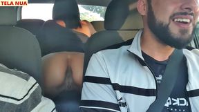 fui pegar minha amiga que chegou de viagem acredita que ela ja veio sem calcinha pra mim provocar dentro do carro!