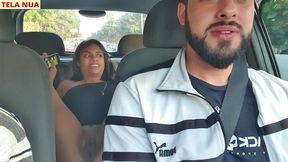 fui pegar minha amiga que chegou de viagem acredita que ela ja veio sem calcinha pra mim provocar dentro do carro!