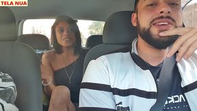 fui pegar minha amiga que chegou de viagem acredita que ela ja veio sem calcinha pra mim provocar dentro do carro!