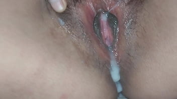 Pago el alquiler con mi co&ntilde_o. el cobrador no resiste y me deja toda su leche dentro.. que rico, pero me acabas de pre&ntilde_ar.