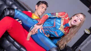 Britney Amber nei panni di Captain Marvel succhia e cavalca con forza e poi viene coperta di sperma