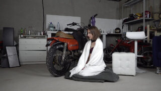 Adolescenta cu țâțe mici Anastasia Mistress este futută cu pumnul în vulvă până când ejaculează în acțiune BDSM