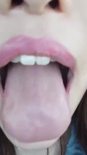 Mouthful Moments-dare to Watch Their Bold Date? Chapter-1