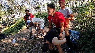 Trilha de sexo, vários machos se encontram no parque #2