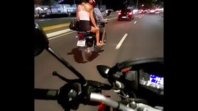 Novinha de mini saia na moto