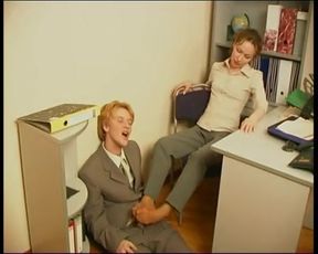 Milf boss Leila gets her feet excitingly kissed and fondled in office