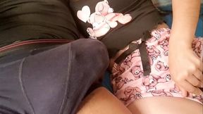 Padrastro entra en mi habitaci&oacute_n y terminamos jugando a juegos sucios y besos calientes