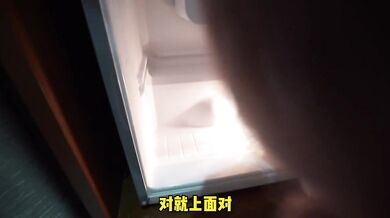 租客头卡在冰箱里，撅着嫩穴，后入修理