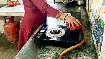 Desi Mom fuking neighbour boy&#039_s with kichen