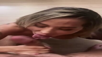 Loira cavala mamou e sentou