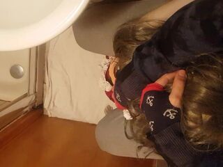 Zorrita con falda provocativa tiene ganas de chupar verga