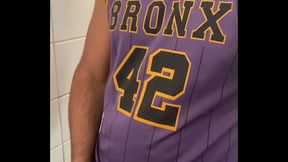 UMA GRANDE PICA E DOIS MACHOS NUS NO BANHEIRO P&Uacute_BLICO.