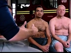 Bombeiros fazendo exame nos testiculos