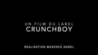 Engelachtige, lesbische sletten ondergaan keiharde anale seks zonder condoom, terwijl ze grote piemels likken en zuigen.