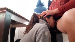 Пока моя соседка по комнате смотрела в окно и слушала музыку &mdash;  моя девушка мне делала кунилингус