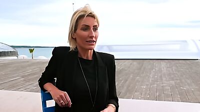 Anouk, an elegant woman, is looking for a well-veined cock.