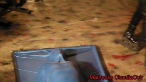 mon esclave enferme dans son vacbed, avec controle de la respiration