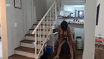 A morena rabuda venho me mostrar o novo biquine não aguentei e meti a rola naquele bucetão