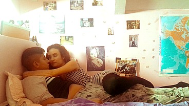 Ariel Ortiz is surprised because his stepbrother is in his room playing the console. It's an excuse, since he has liked her for a long time, so they play together in bed