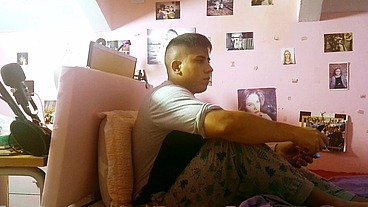 Ariel Ortiz is surprised because his stepbrother is in his room playing the console. It's an excuse, since he has liked her for a long time, so they play together in bed