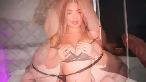 Petite Colombiana con Peque�as Tetas monta un enorme pene en el podcast de