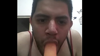 Chupando el juguete de mami 16