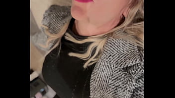Hello la Team! j&#039_arrive &agrave_ lui faire fermer le magasin, et l&#039_attraper dans un coin pour qu&#039_il me d&eacute_fonce le cul !