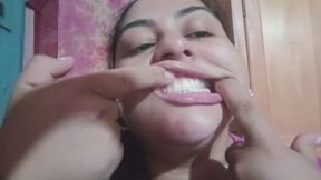 Estiro y aprieto mis labios solo para ti.