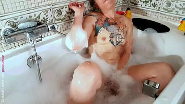 Baise solo pour une blonde dans son bain