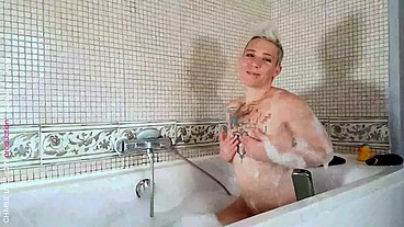 Baise solo pour une blonde dans son bain