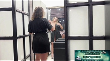 Mama Studio em Noite de Natal Meu enteado estava me espiando no closet , quando Eu peguei ele no flagra e transei com esse novinho tarado - Gratis