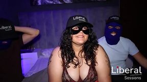 CHICA BBW TIMIDA EN LA CAMARA PERO MUY CALIENTE A LA HORA DE COGER CON DOS SINGLES
