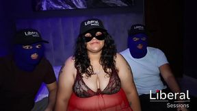 CHICA BBW TIMIDA EN LA CAMARA PERO MUY CALIENTE A LA HORA DE COGER CON DOS SINGLES