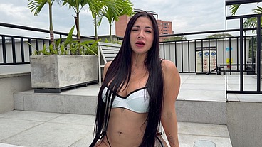 Caliente Latina de cuerpo perfecto quiere ser follada duro por un desconocido con gran polla