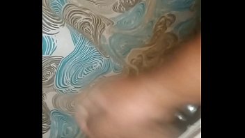 Sem ningu&eacute_m na academia eu fui pro banheiro bater uma bronha