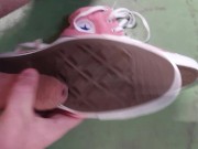 Je me branle et crache sur ma converse