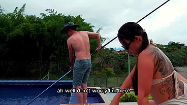 Latina Brunette Culona Natural Daniela Andrea es Follada por la Enorme Verga del Piscinero! Follas Mejor mi Estrecho Coño que Mi Esposo!