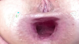 Eine vollbusige Schlampe wird durch intensives Fisting gedehnt.