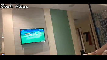 Boquete terap&ecirc_utico, assistindo ao jogo de futebol bebendo whisky e fumando um para relaxar.