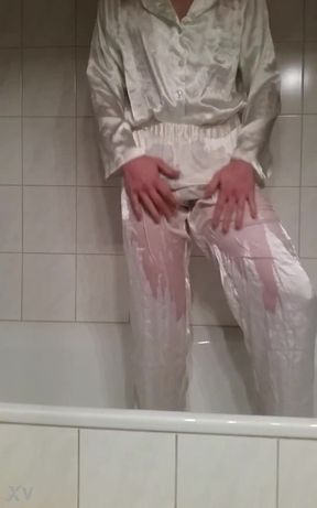 Selfpissing in Satin