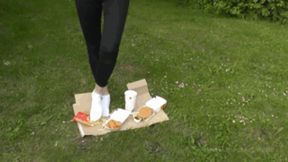 Sneaker-Girl Doro - White Socks vs Burger Menu