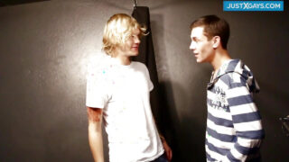 Pompino, sborrata dentro, sborrata, senza preservativo – clip fatta in casa di puttane gay amatoriali tatuate, con un grosso cazzo scopato analmente