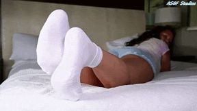 ** Quickie ** Bun's PLUSH SOCKJOB! Footjob! Plus sole show and CUM ON SOLES! - MOV