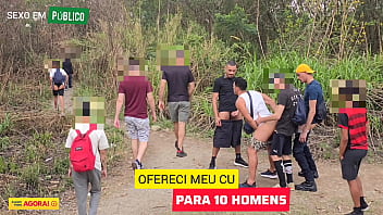 LEVEI 2 AMIGOS H&Eacute_TEROS PARA FODER MEU CU EM P&Uacute_BLICO, ONDE HOMENS COSTUMAM FAZER CAMINHADA. ENQUANTO CADA UM SE RESERVA PARA COMER MEU CU, UMA PLATEIA DE HOMENS OBSERVA E SE MASTURBAL.